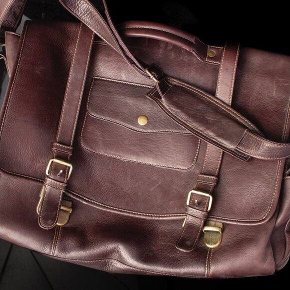 Vintage-Style Brown Leather Messenger Bag With Adjustable Strap and Buckles - Picture 11 of 13